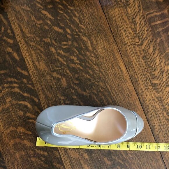 NEW Footcandy Crissy Platform Heels in Taupe Patent Leather NIB